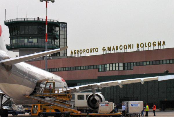 Bologna, domenica voli bloccati dalle 8 alle 9.30 per disinnescare una bomba