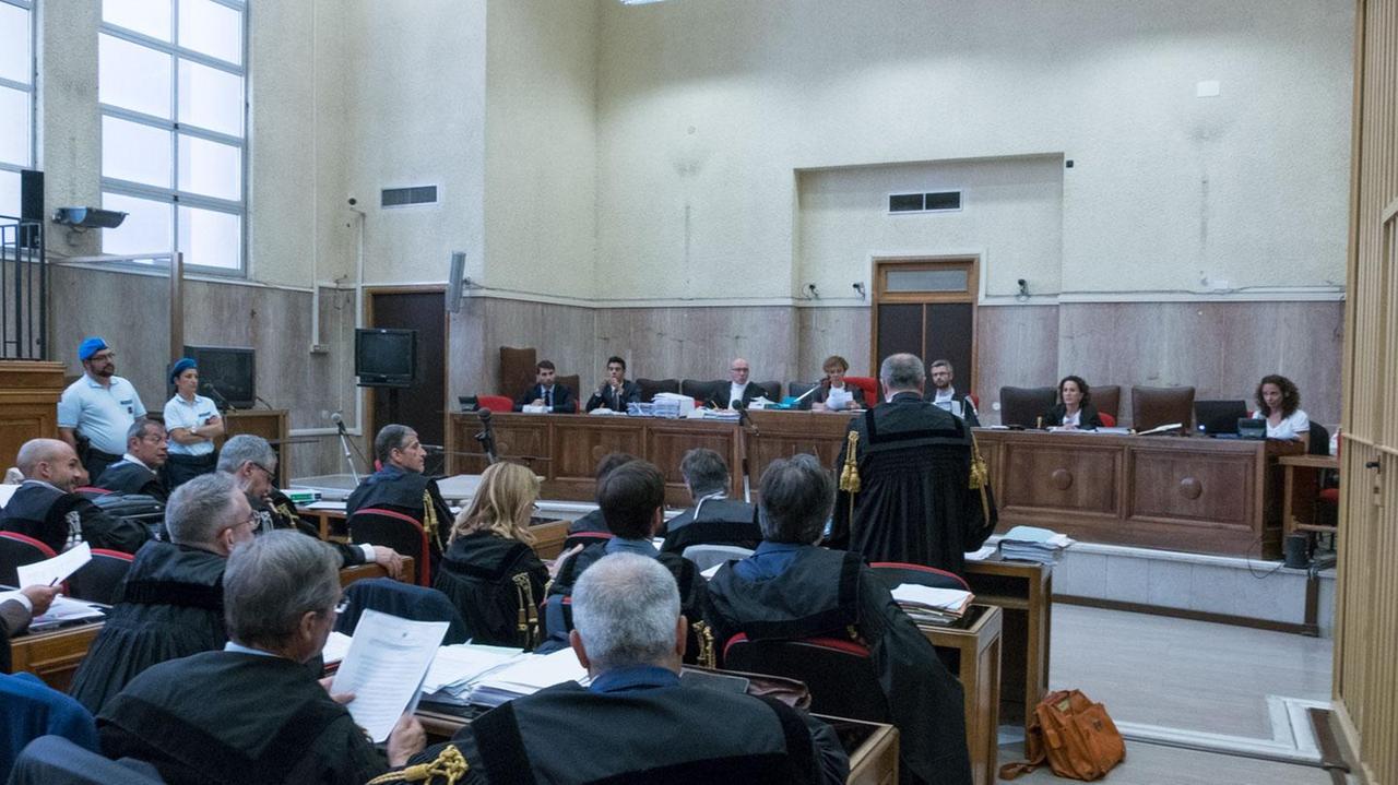 L'aula del tribunale durante il dibattimento (foto Mario Rosas)