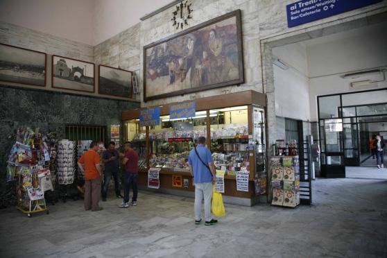 L'interno della stazione di Viareggio