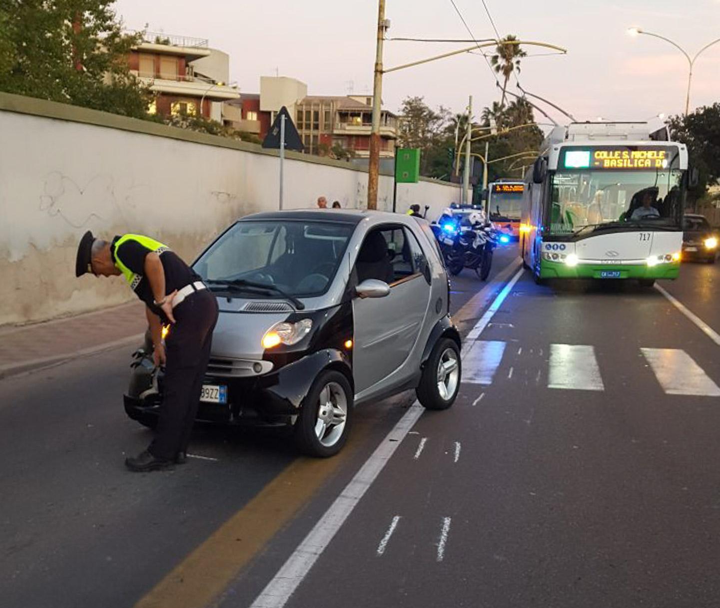 L'incidente in viale Poetto (foto Mario Rosas)