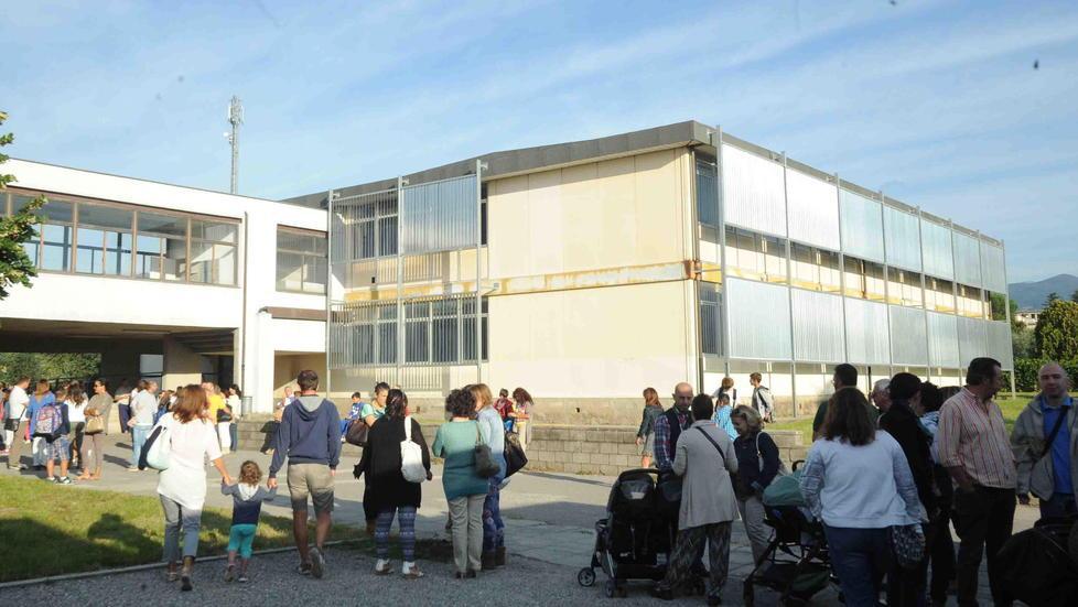 La scuola media Cino da Pistoia: sulla destra il prefabbricato dichiarato inagibile (foto Lorenzo Gori)