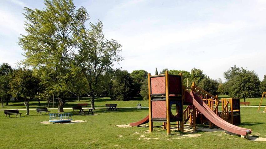Giochi riparati in undici giardini pubblici