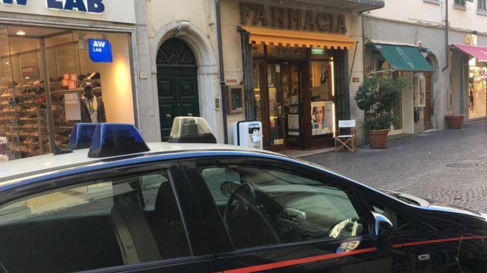 Rapinatore armato di coltello assalta farmacia in pieno centro