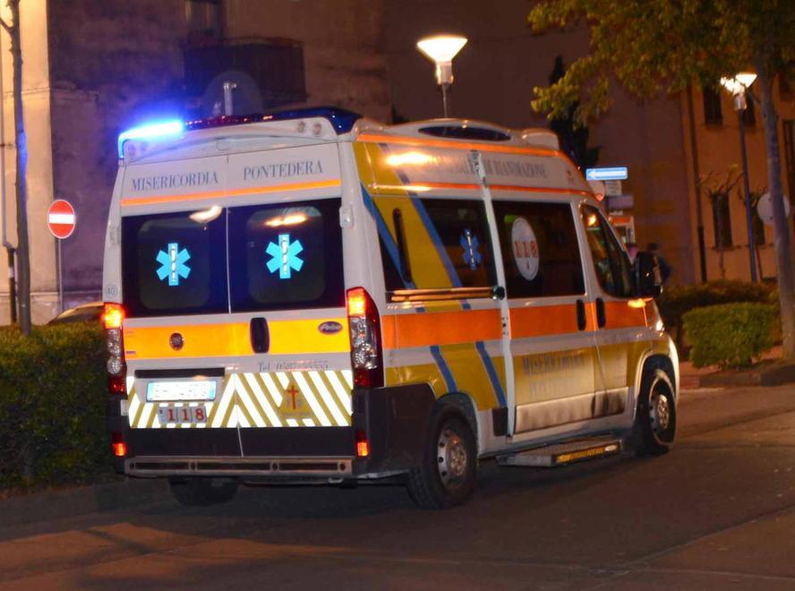 Finisce con lo scooter contro un albero 