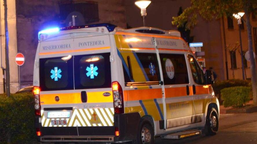 Finisce con lo scooter contro un albero