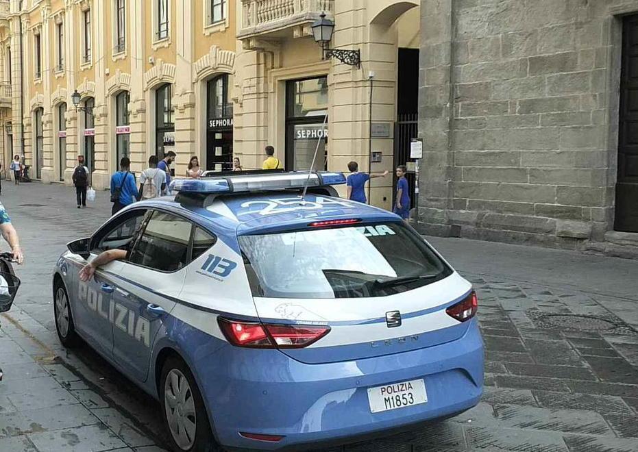 Tenta di bloccare il ladro che gli ruba dentro il furgone