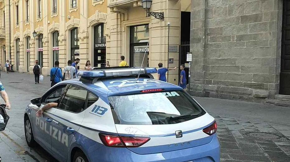 Tenta di bloccare il ladro che gli ruba dentro il furgone