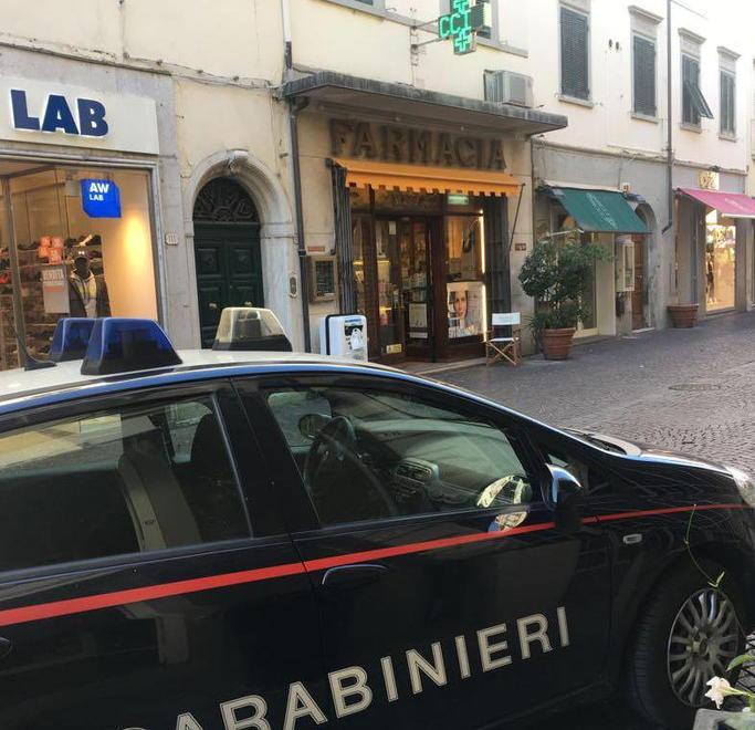 Assalta la farmacia in centro a Pontedera armato di coltello