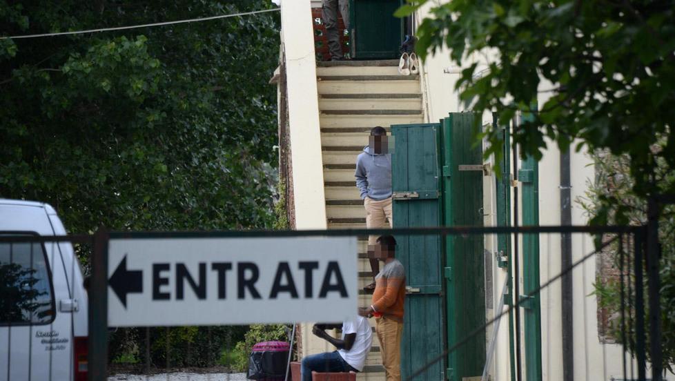Poca igiene e troppi migranti al centro d’accoglienza La Tinaia 