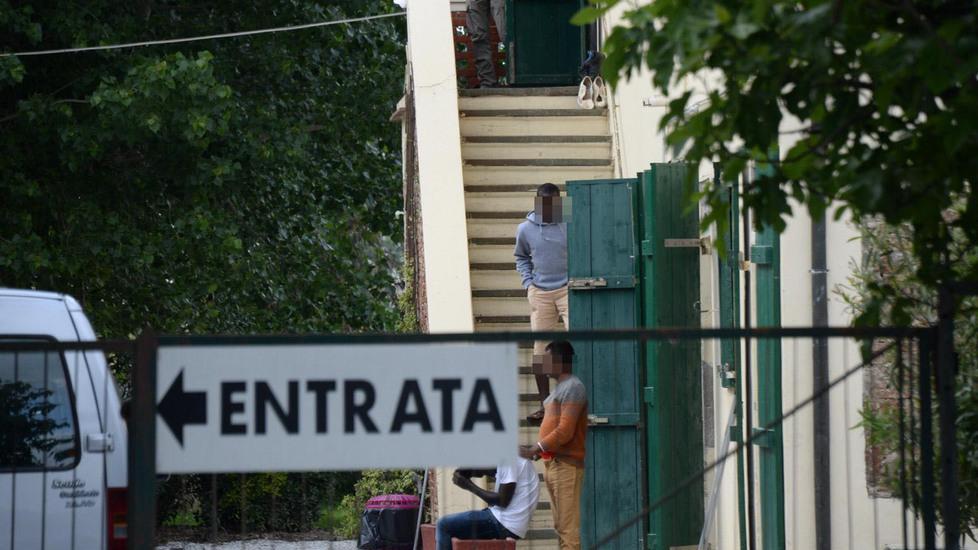 Poca igiene e troppi migranti al centro d’accoglienza La Tinaia
