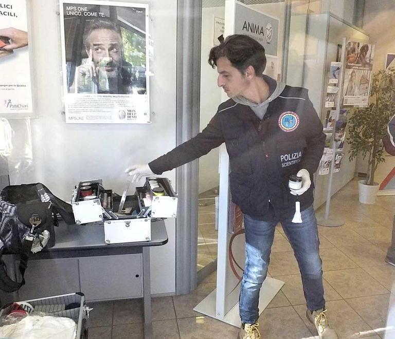 Direttore ferito alla gola dal bandito 