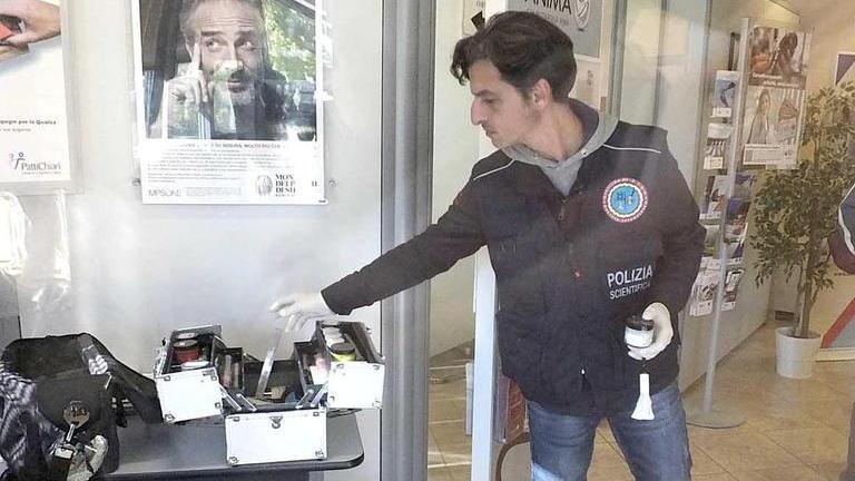 Direttore ferito alla gola dal bandito