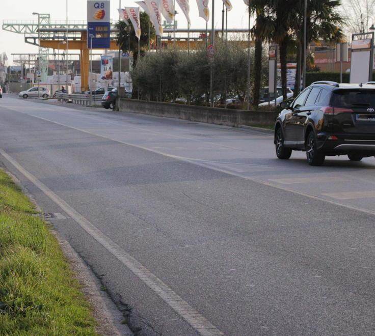 Impiegata comunale si salva mandando l’auto fuori strada 