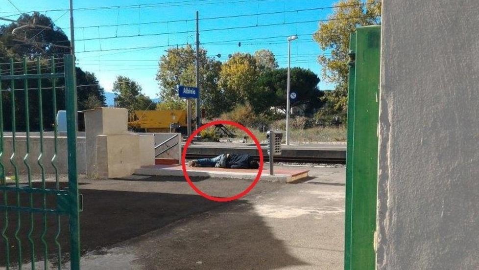 Si addormenta in stazione Arrivano i carabinieri 