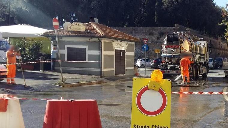 Altra rottura di sera, strada chiusa per dodici ore