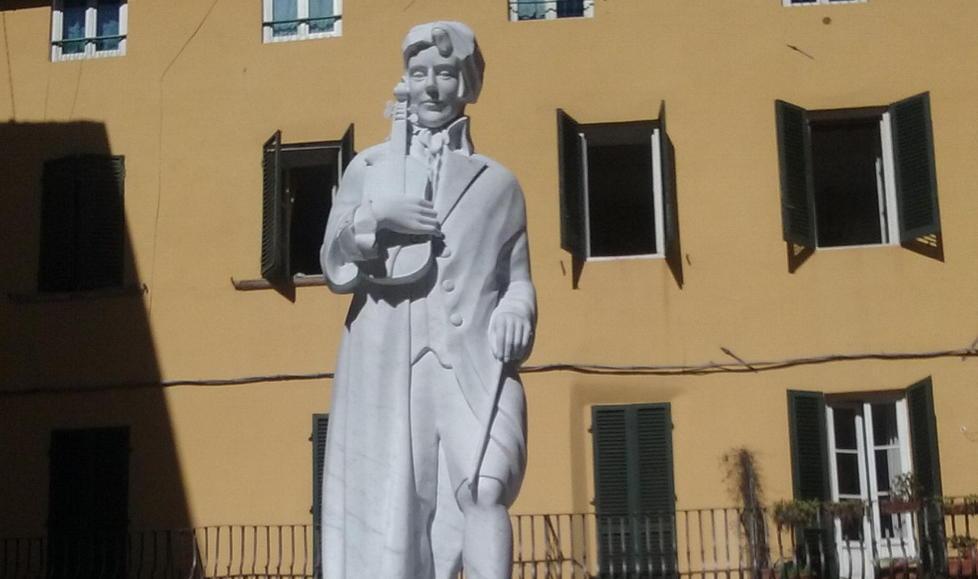 Una nuova statua a Lucca: ritrae il maestro Geminiani 