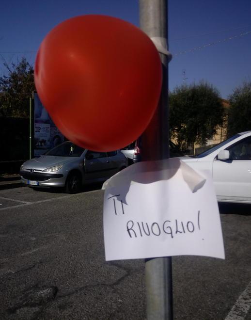 Bigliettini e cuoricini compaiono in strada per l’amore perduto 