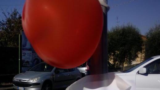 Bigliettini e cuoricini compaiono in strada per l’amore perduto