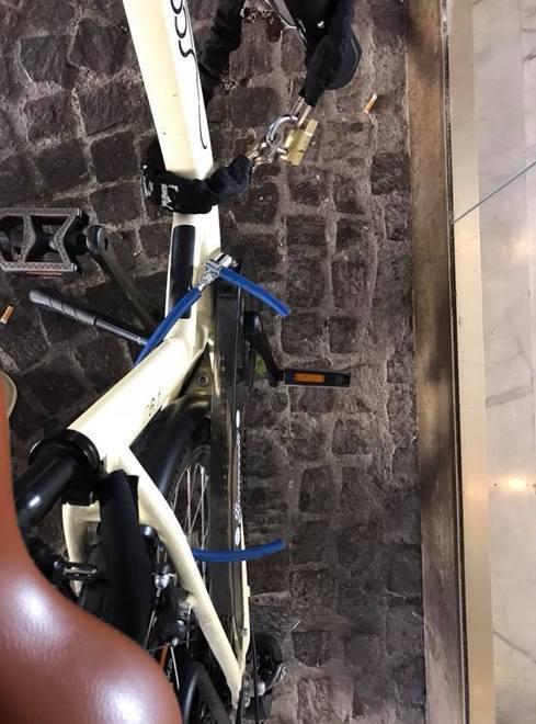 Tenta di rubare una bici, ma il consigliere lo scopre 