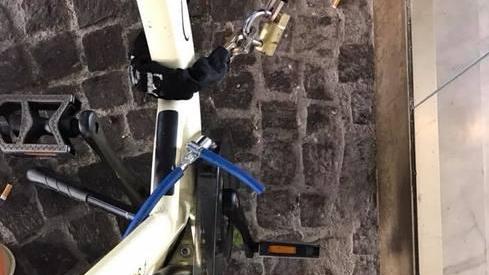 Tenta di rubare una bici, ma il consigliere lo scopre