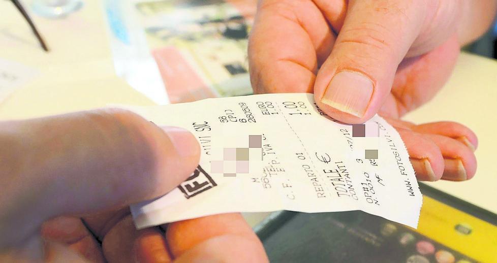 Niente scontrini fiscali sanzionati sedici negozi 