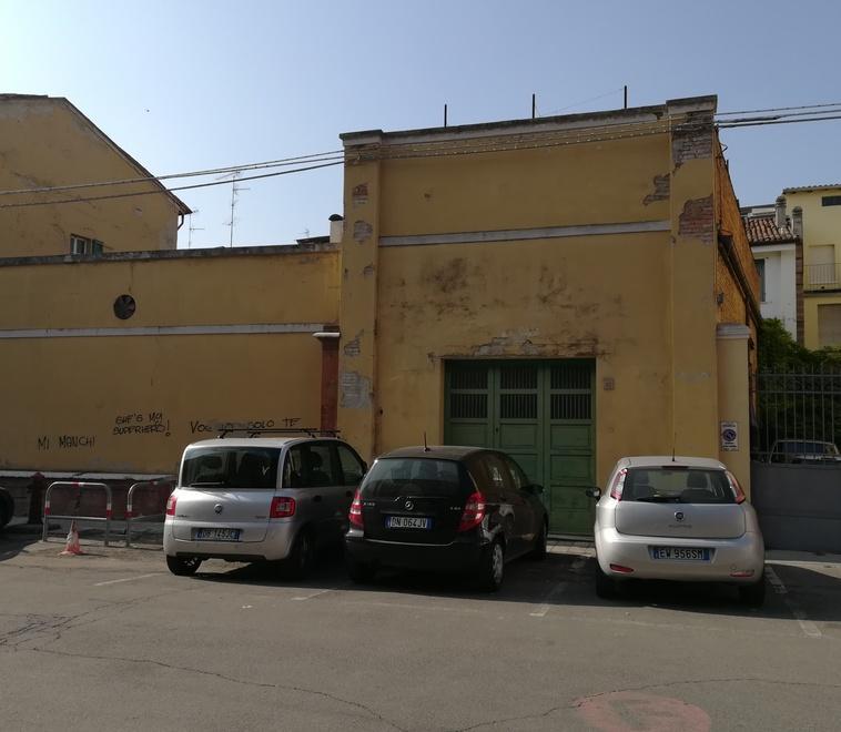 Cade dal tetto mentre pota la vite Ferito un 75enne