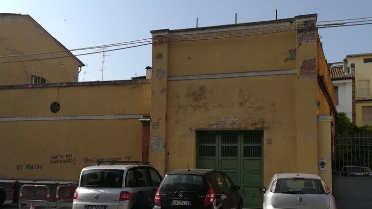 Cade dal tetto mentre pota la vite Ferito un 75enne