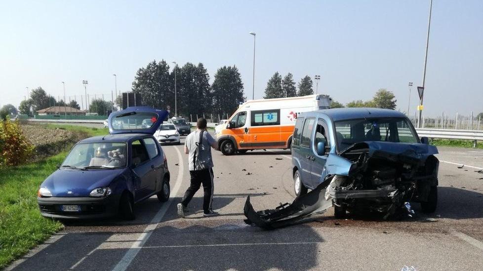 Scontro fra tre auto con feriti