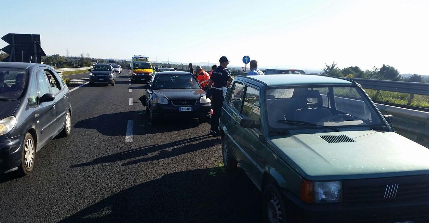 Tamponamento sulla ex 131, tre auto coinvolte e 2 feriti
