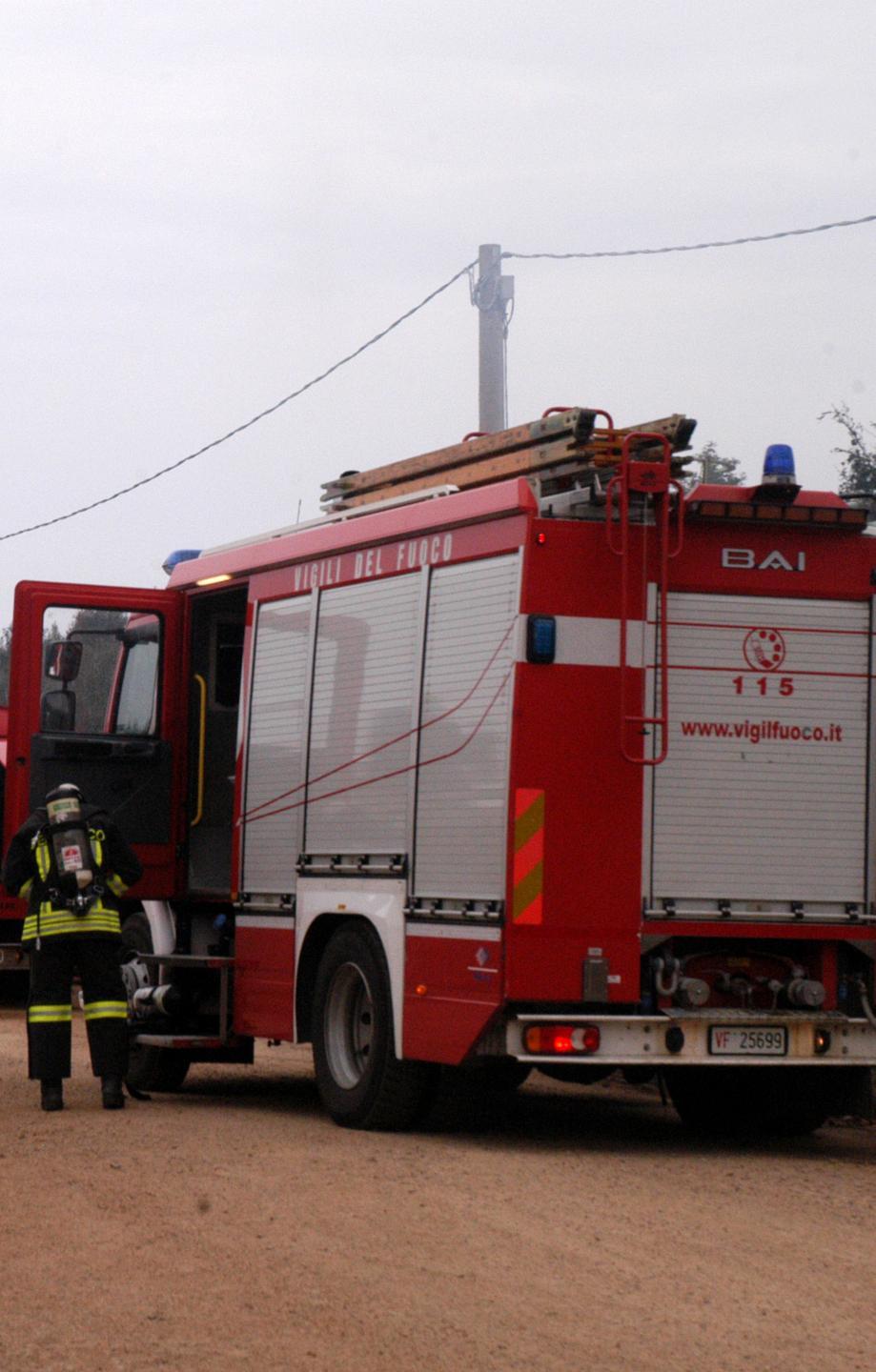 Auto in un canale: in tre salvi salendo sul tettuccio