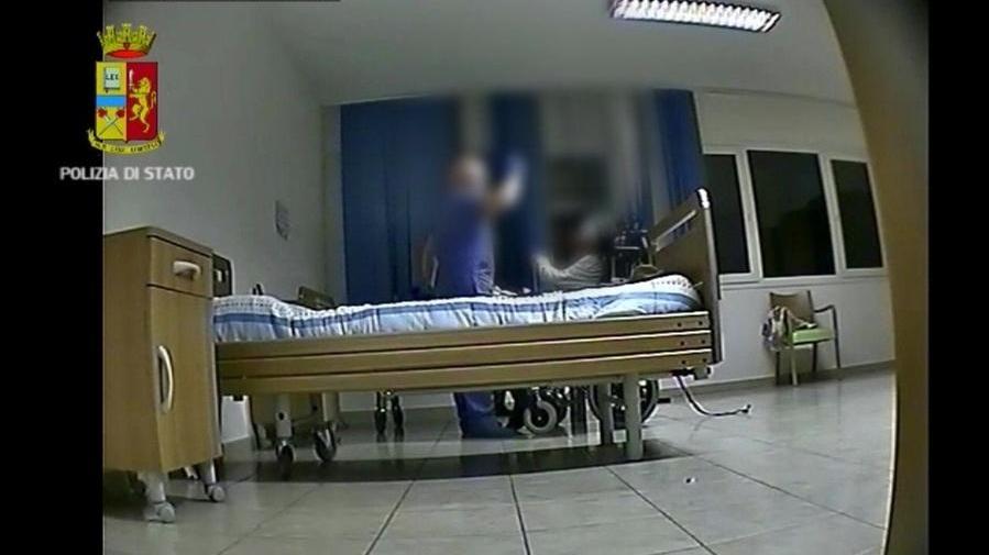 Maltrattamenti sugli anziani in quattro davanti al giudice