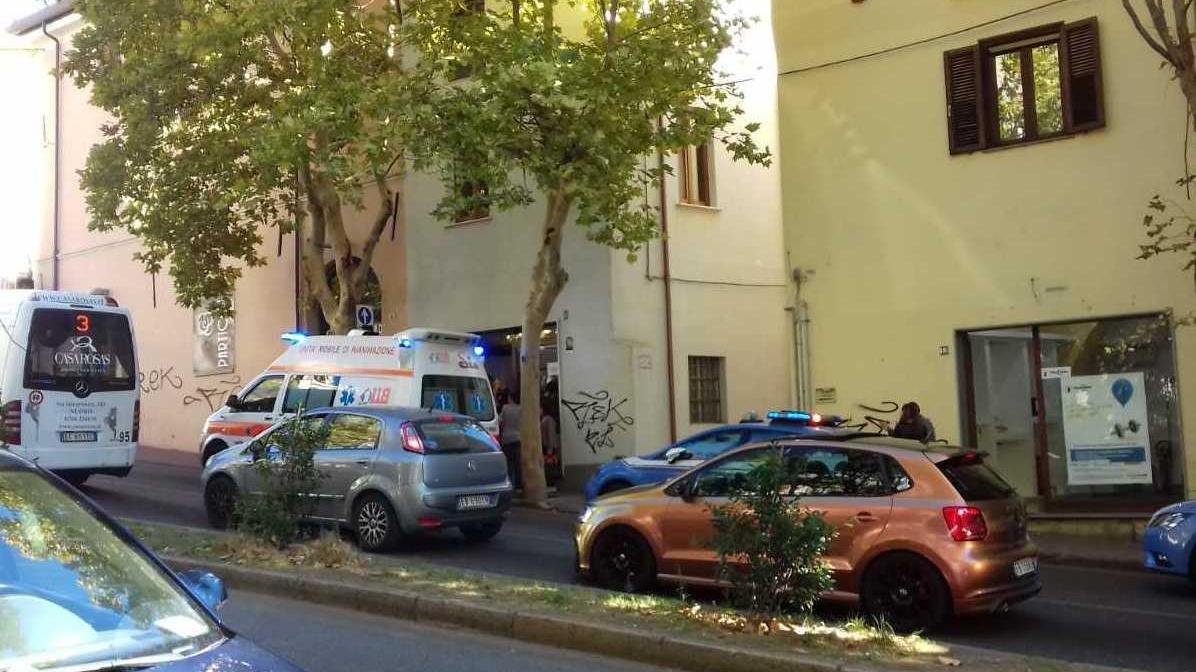 Ha un malore nel negozio: intervengono polizia e 118