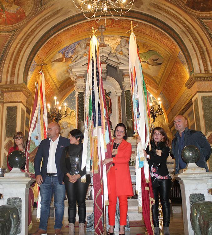 Feste popolari, c’è il cambio delle bandiere