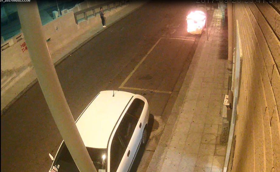 Il cassonetto incendiato