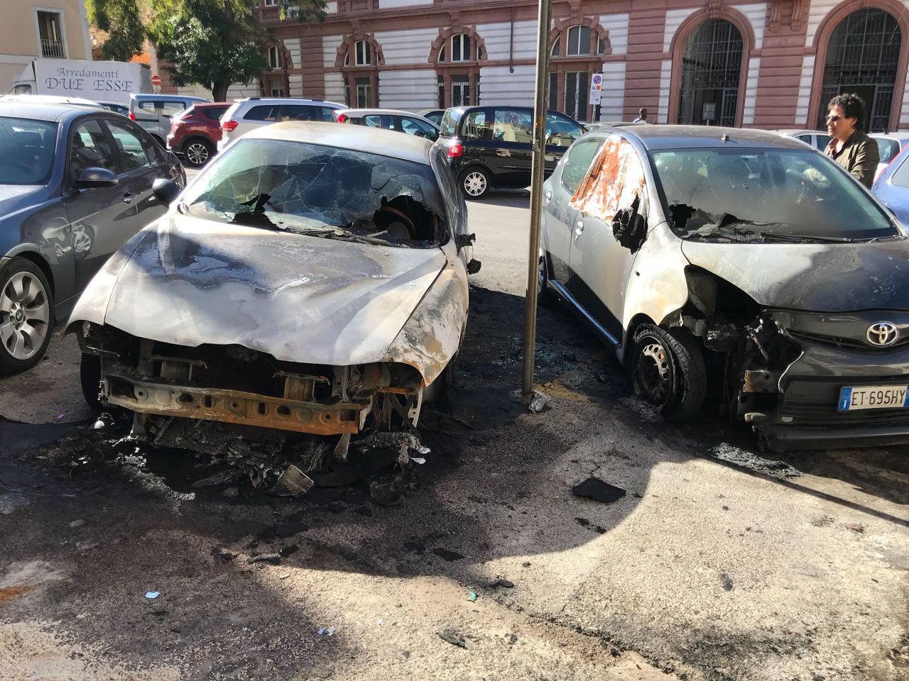 Le auto incendiate in piazza Università a Sassari