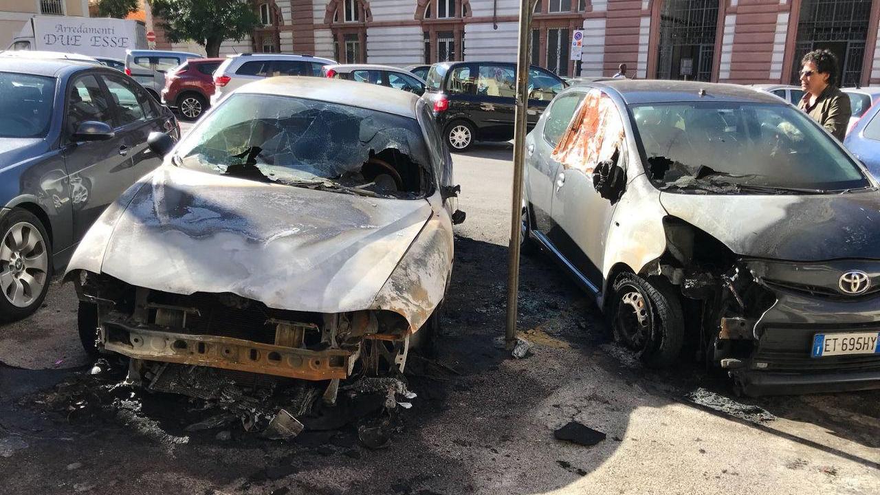 Le auto incendiate in piazza Università a Sassari