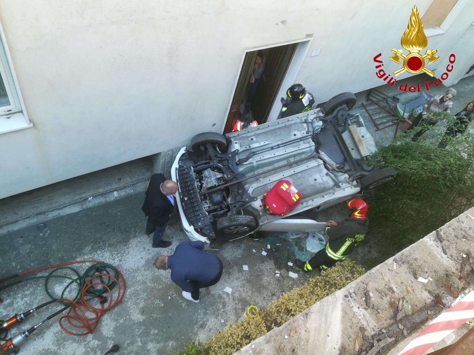 L'auto precipitata in un cortile a Nuoro