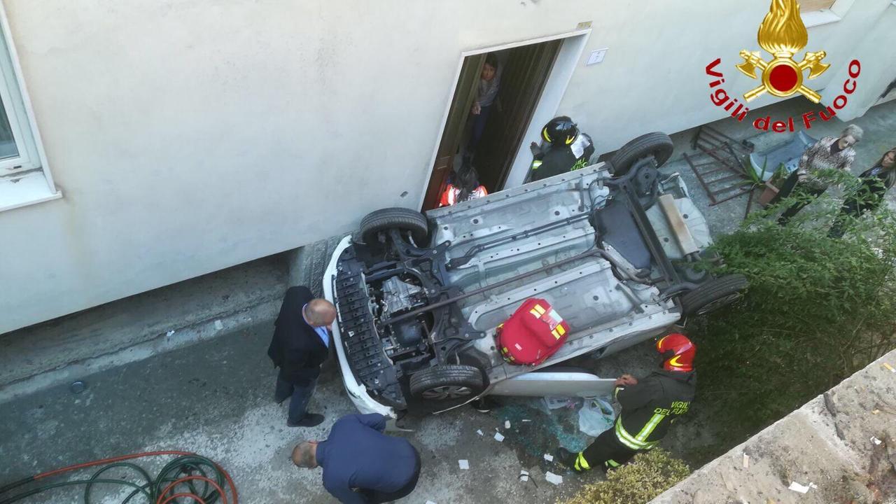 L'auto precipitata in un cortile a Nuoro