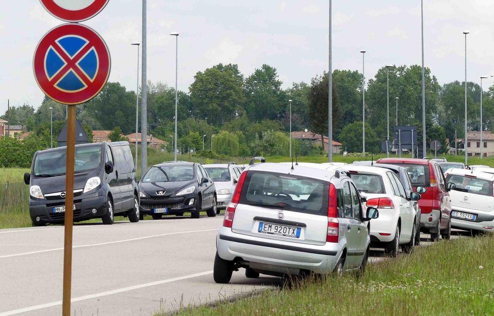 Sosta a pagamento a Cona. Il piano: 4 o 5 euro al giorno