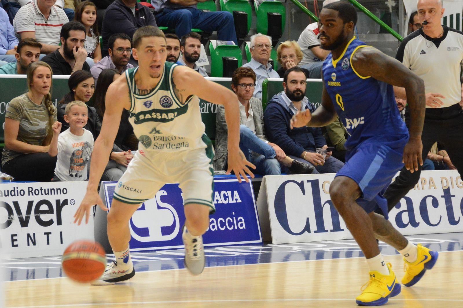 Scott Bamfoth in azione nella partita Dinamo Sassari-Ewe Oldenburg (foto Mauro Chessa)
