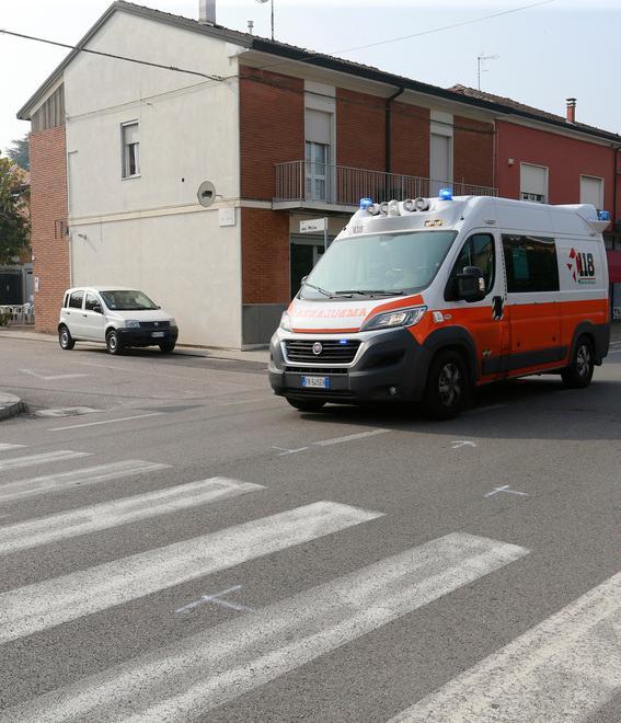 Investita sulle strisce pedonali: gravissima 78enne di Massa Finalese