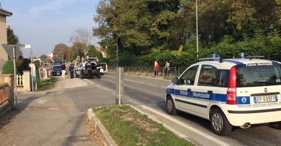 Attraversa in bici e viene travolta: 83enne grave a Massa