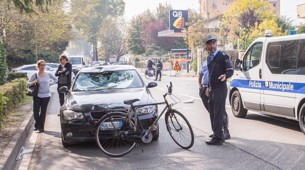 Auto contro bici: grave ciclista 