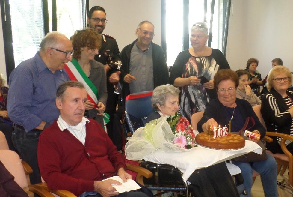 Festa per le 102 candeline di nonna Adele