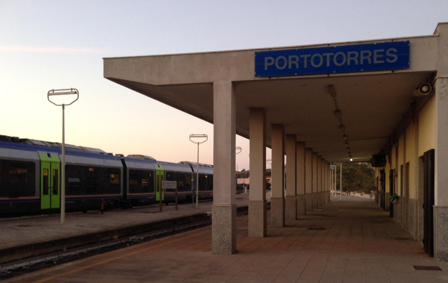 Treno in panne sui binari passeggeri “abbandonati” 