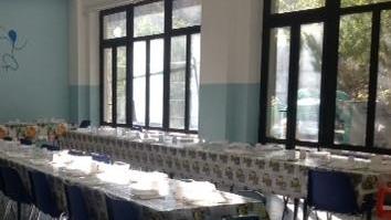 Mensa senza sedie per gli scolaretti del plesso di Biscollai