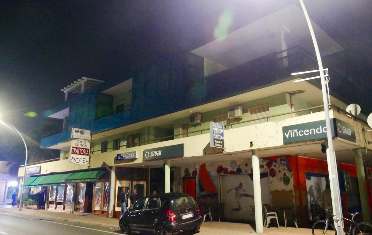 Paura in via Galvani, palazzo in fiamme e scatta il black out 