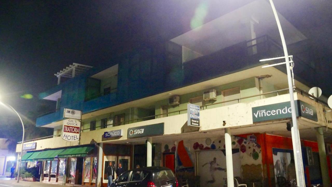 Paura in via Galvani, palazzo in fiamme e scatta il black out