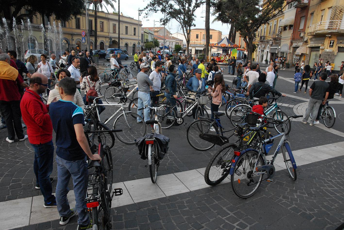 Il flash mob contro il divieto per le bici in centro