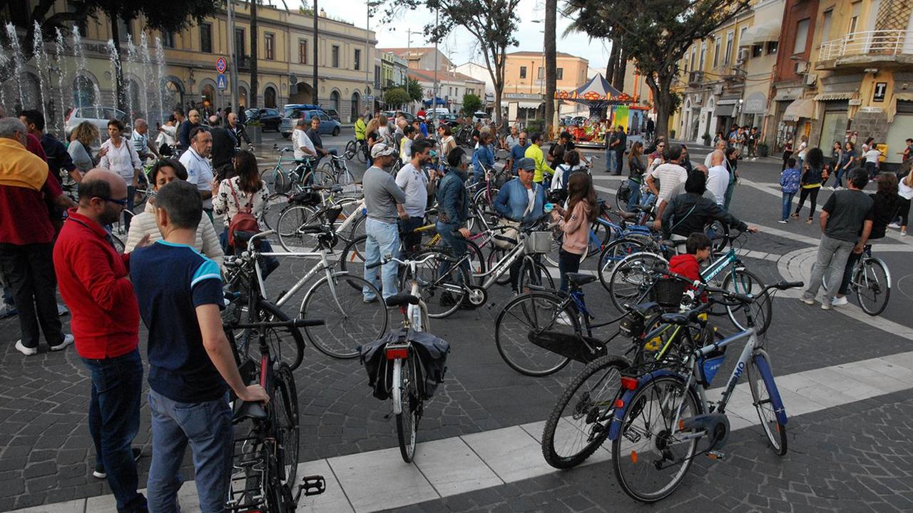 Il flash mob contro il divieto per le bici in centro